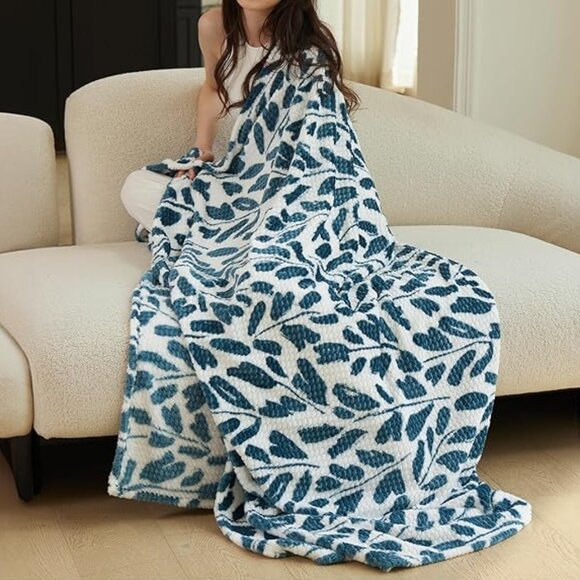 NIB DaysU King Blanket with Leaf Print (108" x 90") - Picture 3 of 3